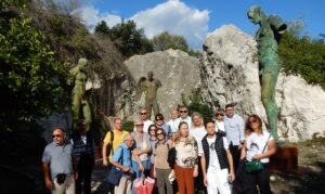 Grupa obecnych osób na wydarzeniu